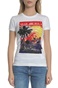GUESS-Γυναικεία κοντομάνικη μπλούζα SOUVENIR GUESS λευκή με τύπωμα