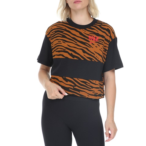 NIKE-Γυναικεία κοντομάνικη μπλούζα NIKE ESSNTL TOP SS AOP μαύρη-καφέ