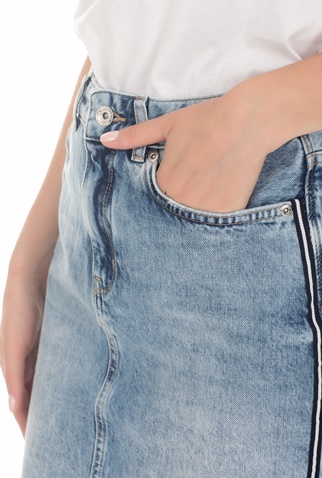 SUPERDRY-Γυναικεία μίνι τζιν φούστα SUPERDRY D2 DENIM MINI μπλε