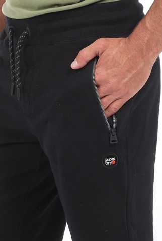 SUPERDRY-Ανδρική αθλητική βερμούδα SUPERDRY μαύρο
