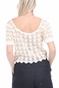 KENDALL + KYLIE-Γυναικεία πλεκτή cropped μπλούζα KENDALL + KYLIE  SCALLOP STRIPE εκρού μπεζ
