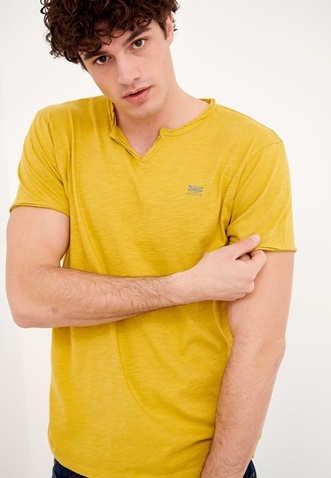 FUNKY BUDDHA-Ανδρικό essential t-shirt FUNKY BUDDHA κίτρινο με λαιμό henley