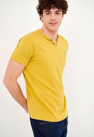 FUNKY BUDDHA-Ανδρικό essential t-shirt FUNKY BUDDHA κίτρινο με λαιμό henley