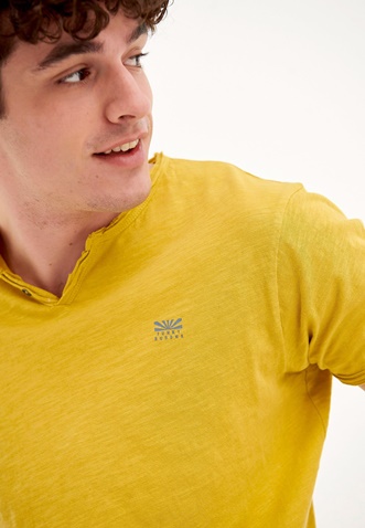 FUNKY BUDDHA-Ανδρικό essential t-shirt FUNKY BUDDHA κίτρινο με λαιμό henley