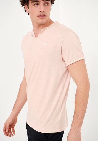 FUNKY BUDDHA-Ανδρικό essential t-shirt FUNKY BUDDHA ροζ με λαιμό henley