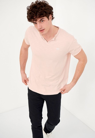 FUNKY BUDDHA-Ανδρικό essential t-shirt FUNKY BUDDHA ροζ με λαιμό henley