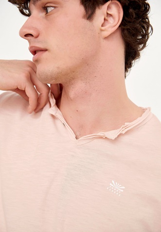 FUNKY BUDDHA-Ανδρικό essential t-shirt FUNKY BUDDHA ροζ με λαιμό henley