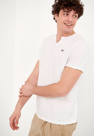 FUNKY BUDDHA-Ανδρικό essential t-shirt FUNKY BUDDHA λευκό με λαιμό henley