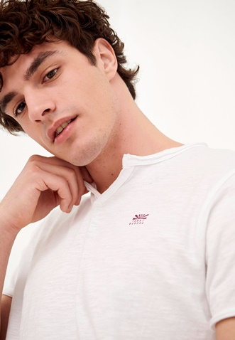 FUNKY BUDDHA-Ανδρικό essential t-shirt FUNKY BUDDHA λευκό με λαιμό henley