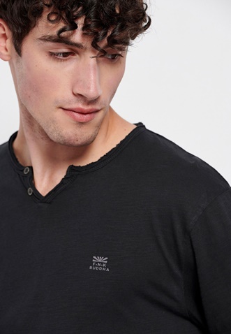FUNKY BUDDHA-Ανδρική μακρυμάνικη μπλούζα με λαιμό henley FUNKY BUDDHA μαύρη