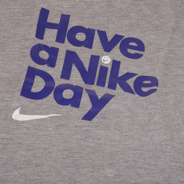 Κοριτσίστικο κοντομάνικο μπλουζάκι NIKE KIDS HAVE A NICE DAY γκρι Παιδικά