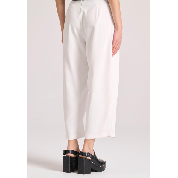 Γυναικεία cropped παντελόνα FUNKY BUDDHA FBL009-119-02 λευκή