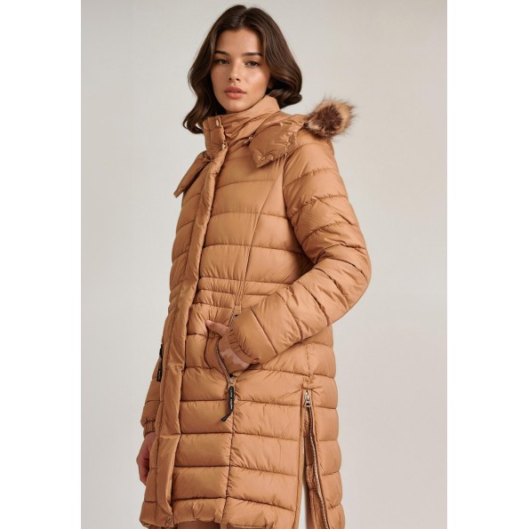Γυναικείο μακρύ puffer μπουφάν FUNKY BUDDHA FBL010-101-01 καμηλό Γυναικείο μακρύ puffer μπουφάν FUNKY BUDDHA FBL010-101-01 καμηλό