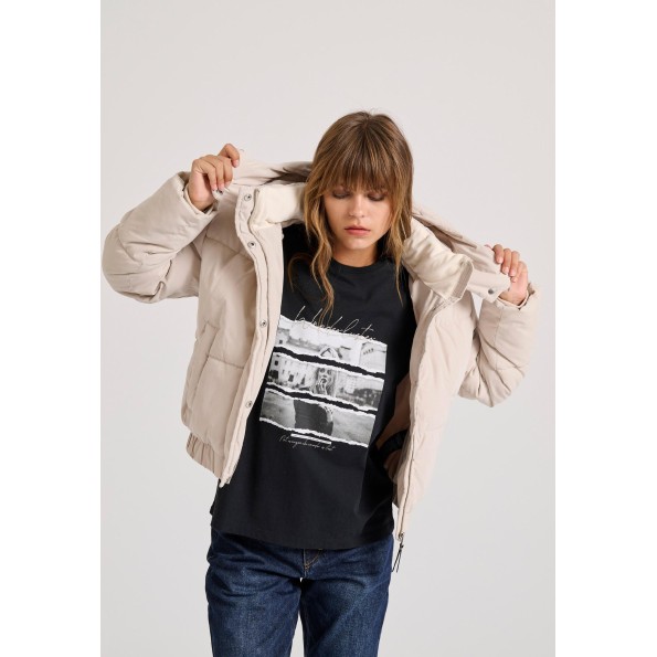 Γυναικείο puffer μπουφάν FUNKY BUDDHA FBL010-106-01 εκρού Γυναικείο puffer μπουφάν FUNKY BUDDHA FBL010-106-01 εκρού